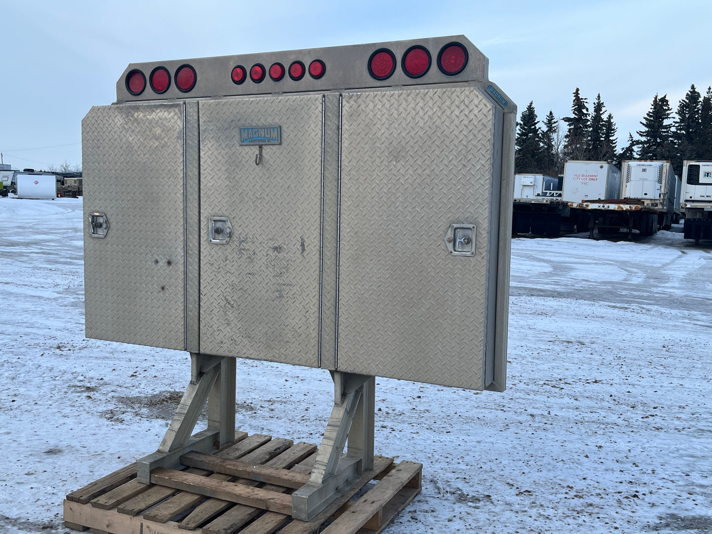 Magnum Aluminum Headache Rack
