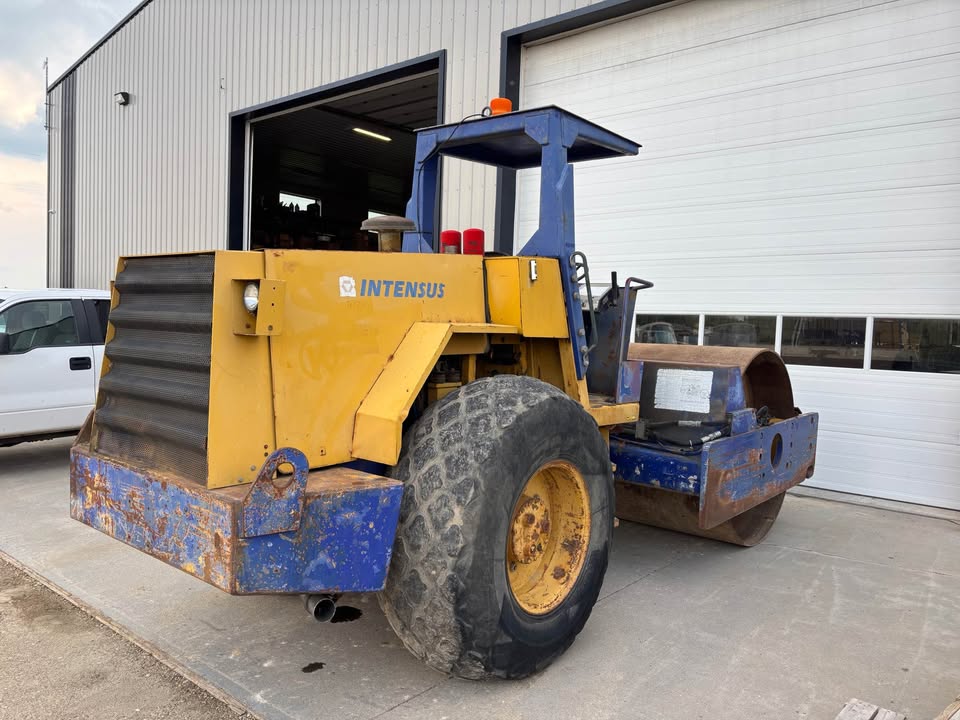 Intensus Single-Drum Vibratory Roller