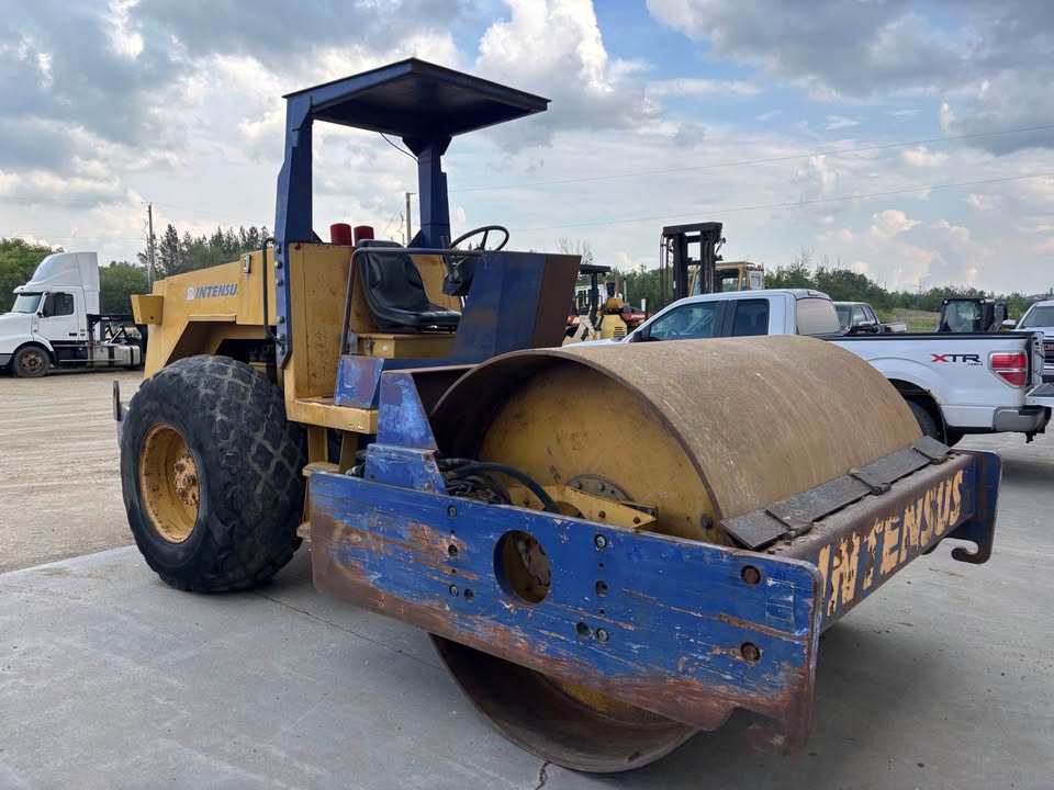 Intensus Single-Drum Vibratory Roller