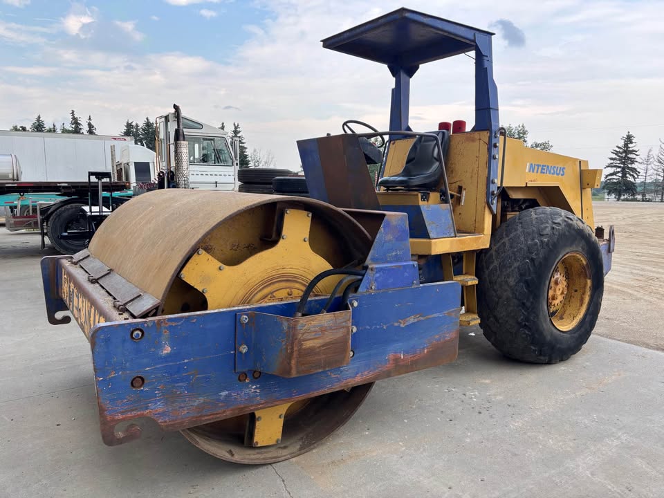 Intensus Single-Drum Vibratory Roller